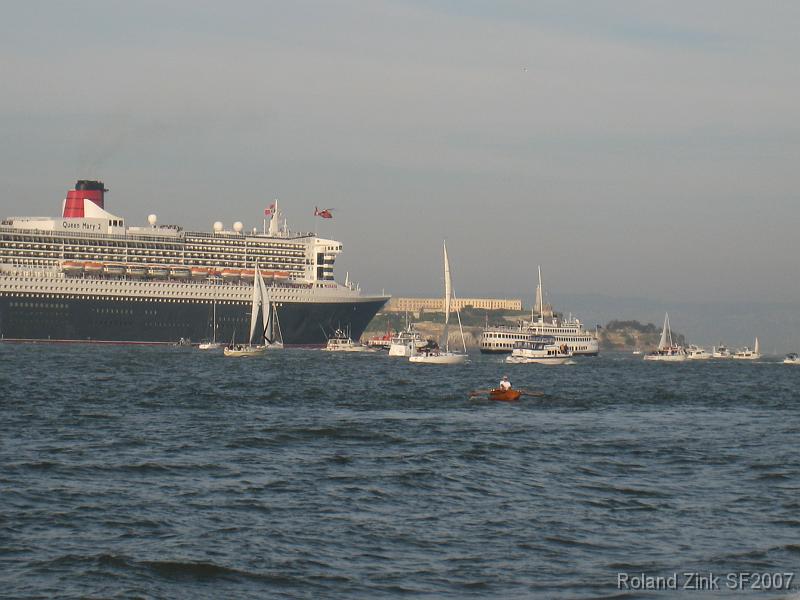 IMG_1726 Queen Mary 2 in front of Alcatraz